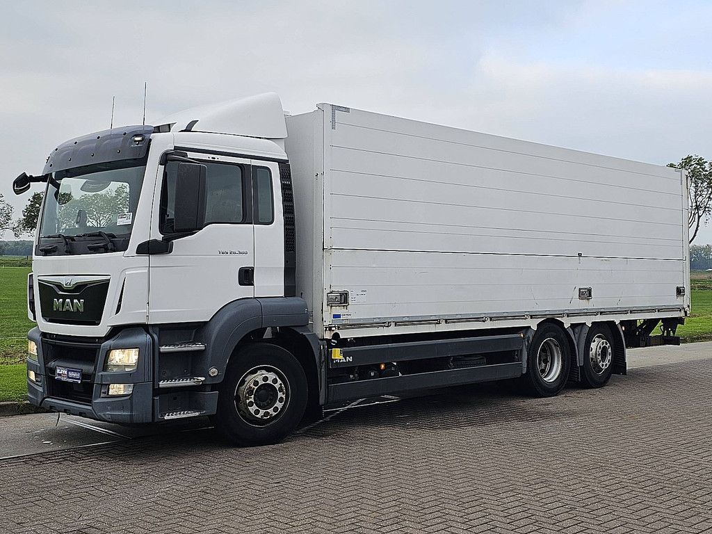M.A.N. 26.360 TGS 2 TONS TAILLIFT LAST AXLE STEERING 6X2-4 ONLY 272TKM GERMAN TRUCK SIDE OPENING GETRÄNKE