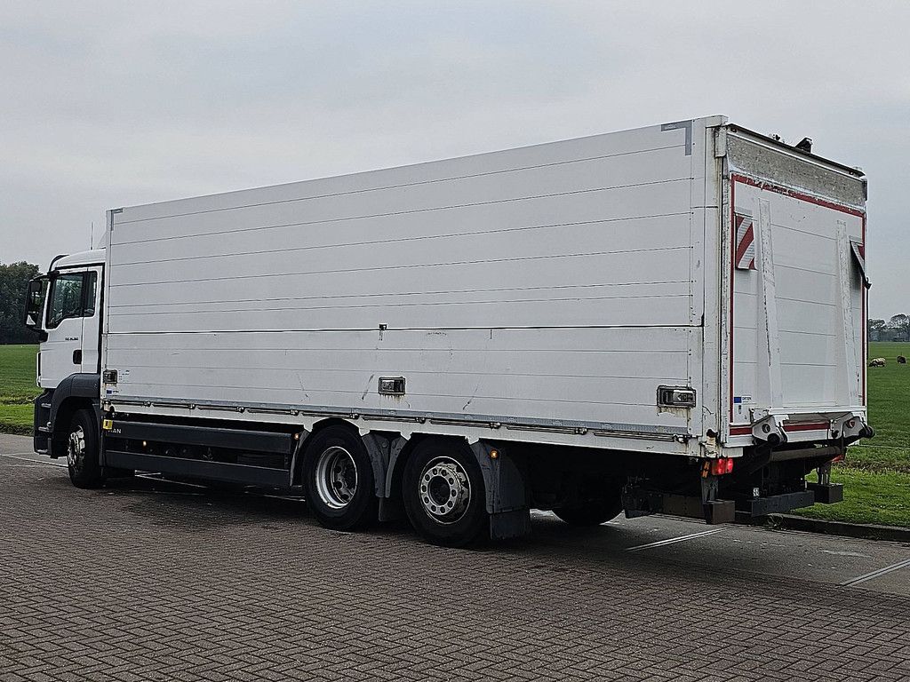 M.A.N. 26.360 TGS 2 TONS TAILLIFT LAST AXLE STEERING 6X2-4 ONLY 272TKM GERMAN TRUCK SIDE OPENING GETRÄNKE