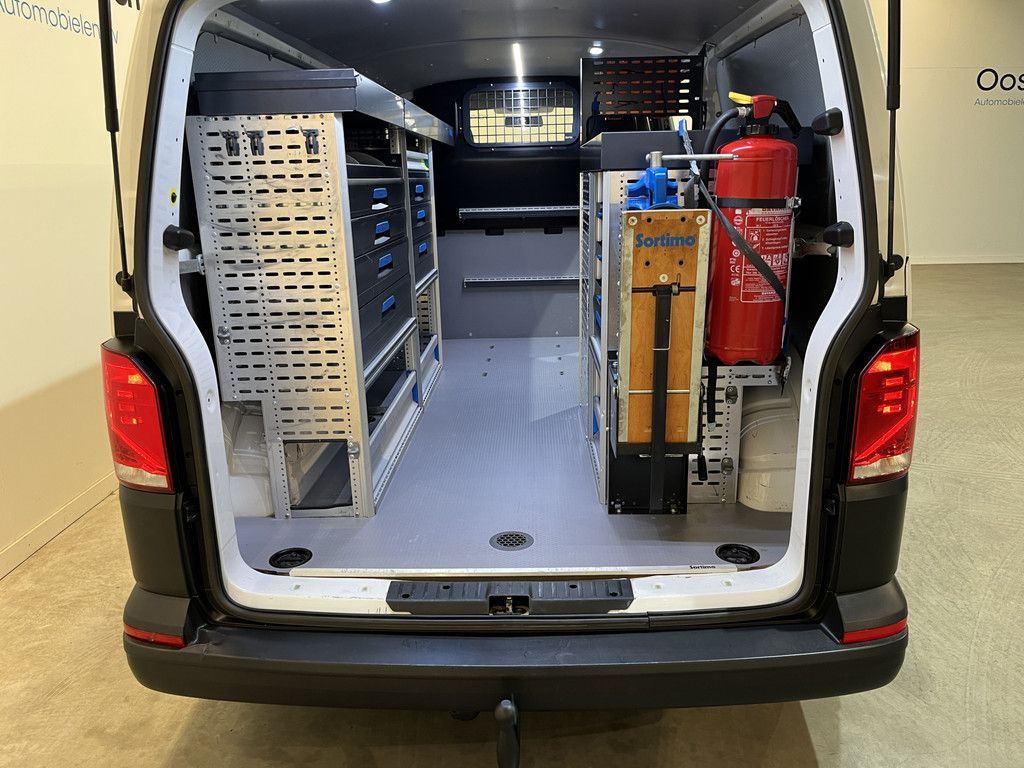 Volkswagen Transporter 2.0 TDI L2H1 4Motion 4X4 150 PK Servicebus / Sortimo Inrichting / Euro 6 / 220V. / Airco / CarPlay / Camera / Trekhaak / Cruise Control / Navigatie / Klep