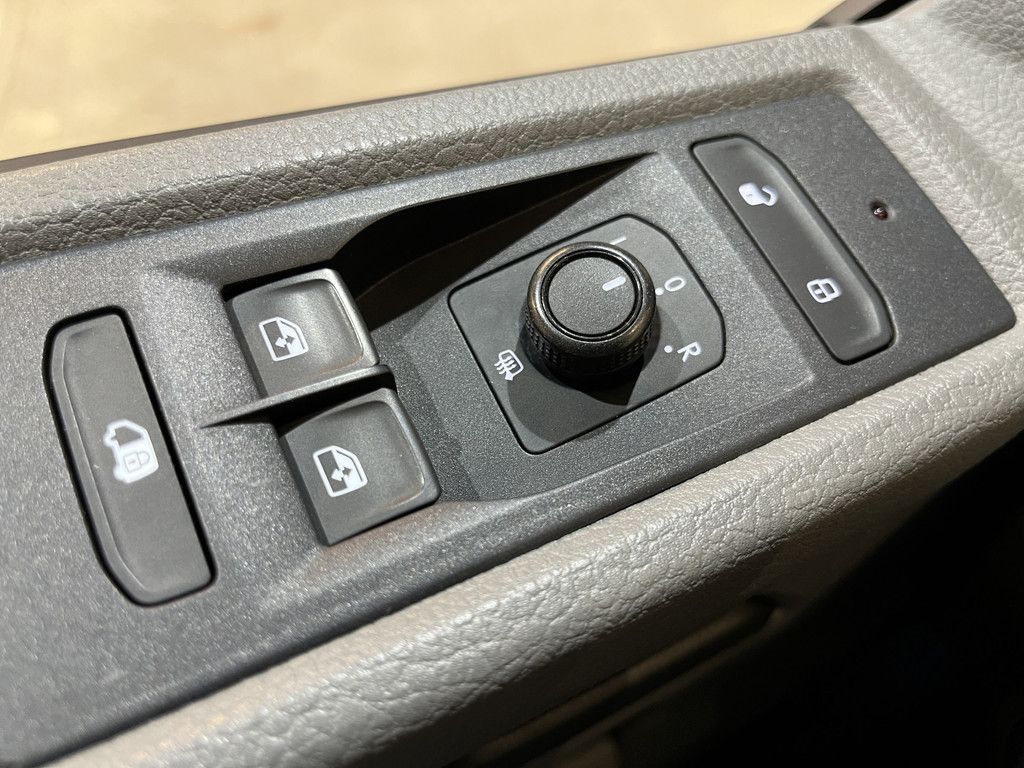 Volkswagen Transporter 2.0 TDI L2H1 4Motion 4X4 150 PK Servicebus / Sortimo Inrichting / Euro 6 / 220V. / Airco / CarPlay / Camera / Trekhaak / Cruise Control / Navigatie / Klep