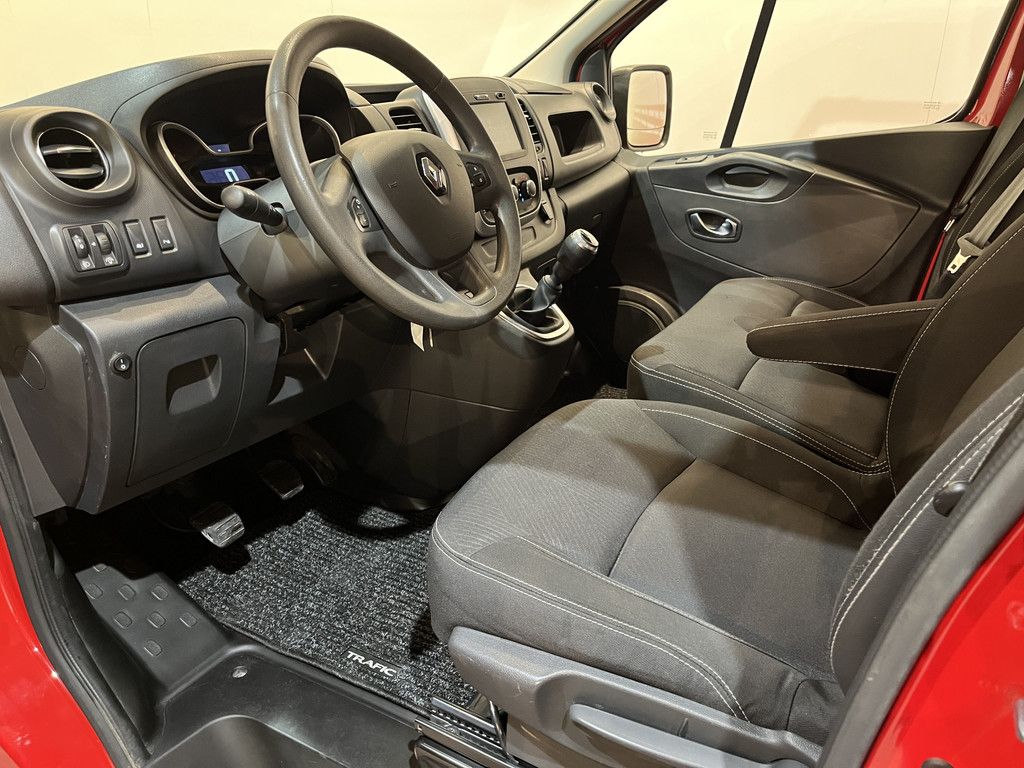 Renault Trafic 2.0 dCi 120 PK L2H1 / Euro 6 / Airco / Cruise Control / PDC / CarPlay / Navigatie / Trekhaak / Imperiaal / 3-Zits