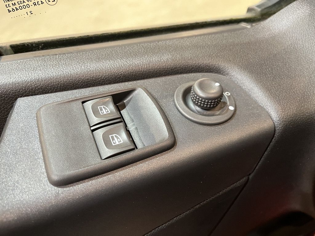 Renault Trafic 2.0 dCi 120 PK L2H1 / Euro 6 / Airco / Cruise Control / PDC / CarPlay / Navigatie / Trekhaak / Imperiaal / 3-Zits