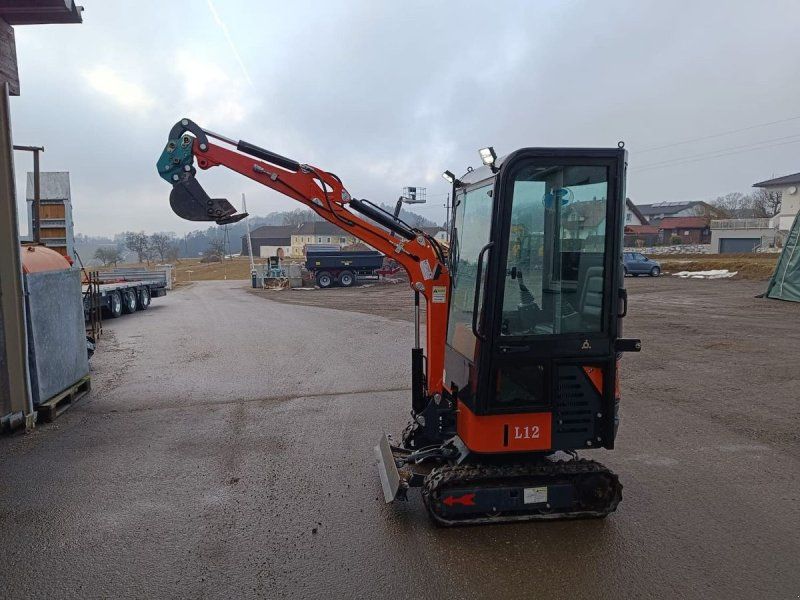 1,2 Tonnen Bagger mit Vollkabine und 3 Zylinder