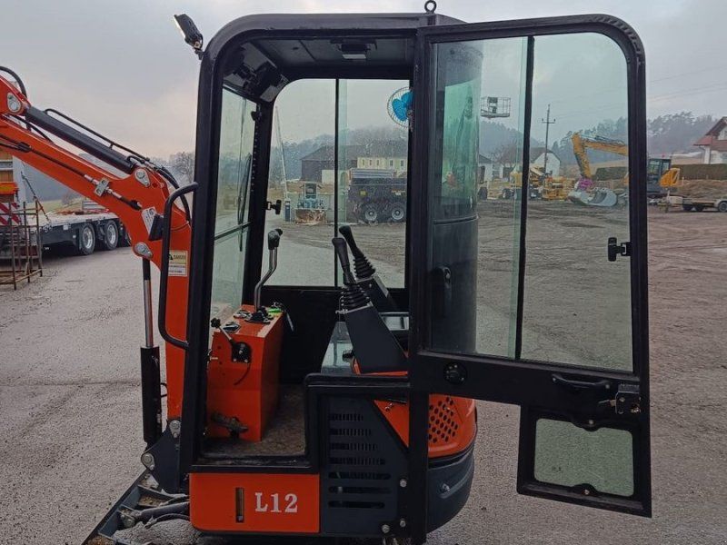 1,2 Tonnen Bagger mit Vollkabine und 3 Zylinder