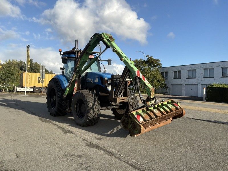 2015 New Holland T7.220 4WD SA Traktor mit Allradantrieb und Auslegermäher