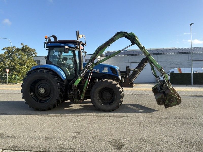 2015 New Holland T7.220 4WD SA Traktor mit Allradantrieb und Auslegermäher