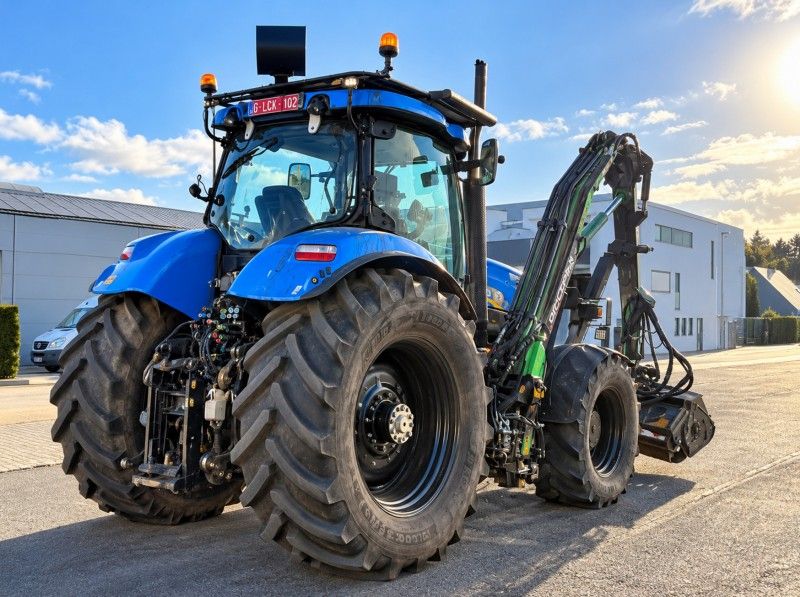 2015 New Holland T7.220 4WD SA Traktor mit Allradantrieb und Auslegermäher