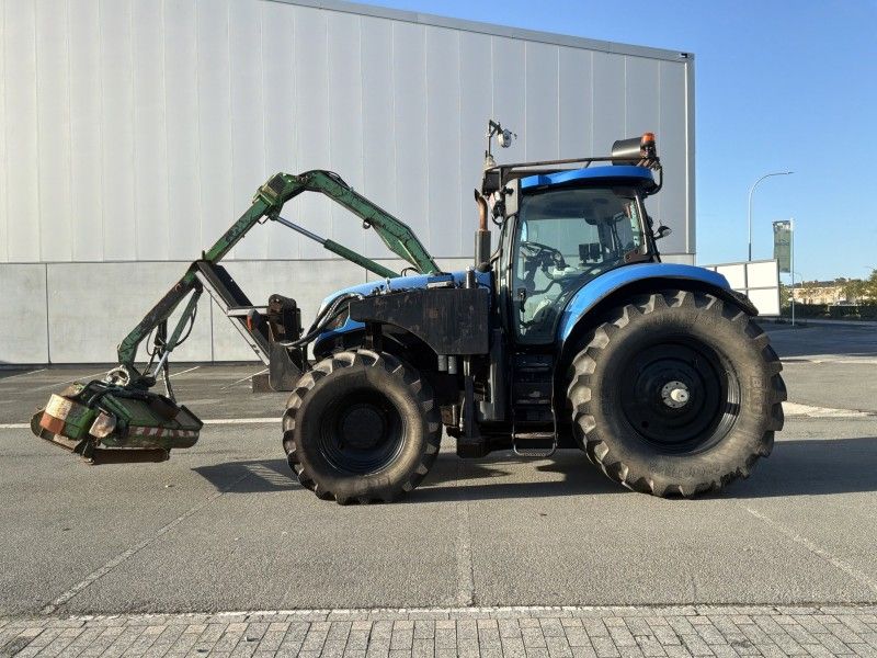 2015 New Holland T7.220 4WD SA Traktor mit Allradantrieb und Auslegermäher