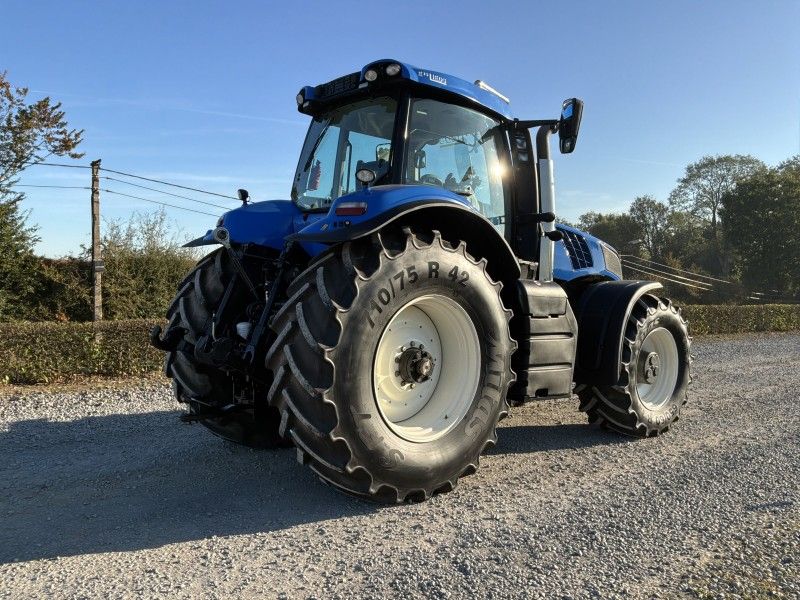 2016 New Holland T8.420 Farm Tractor