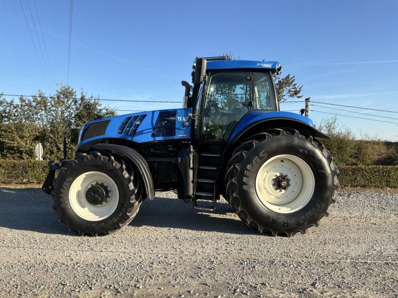 2016 New Holland T8.420 Farm Tractor