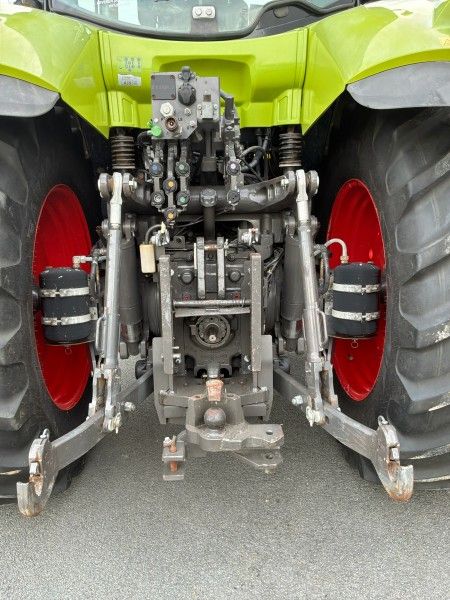 Claas 830 Axion Vierwielaangedreven tractor