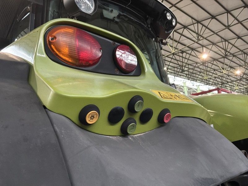 Claas 830 Axion Vierwielaangedreven tractor