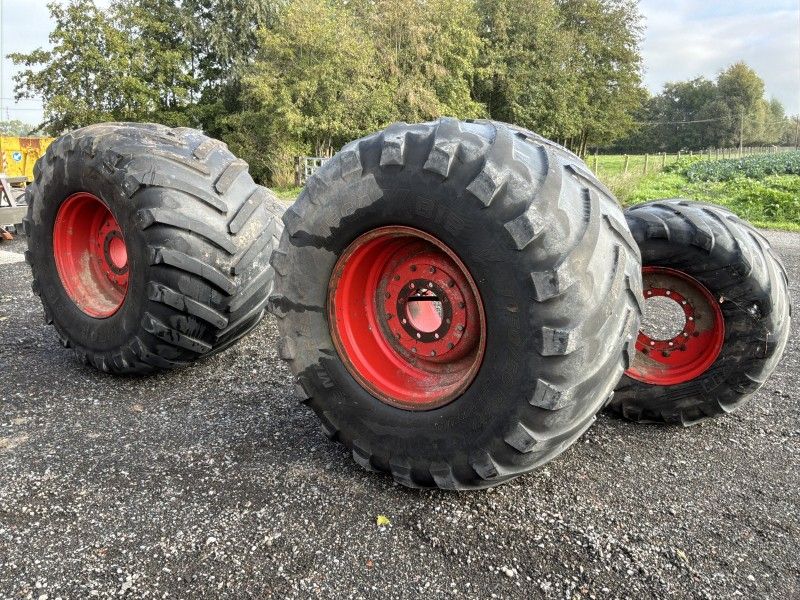 Michelin Mega X Bib tire on rim (4x)
