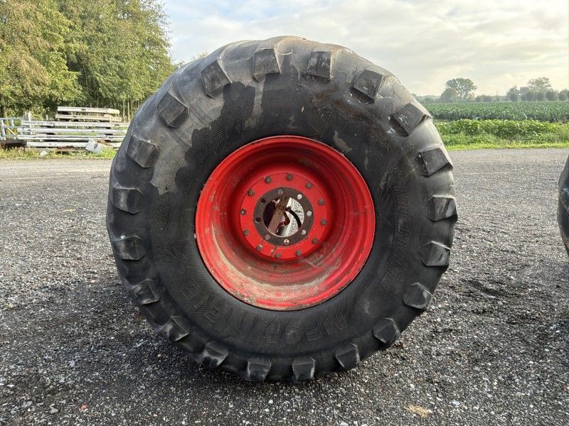 Michelin Mega X Bib tire on rim (4x)