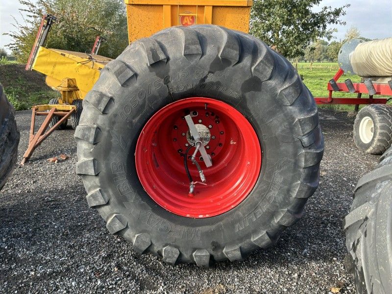 Michelin Mega X Bib tire on rim (4x)
