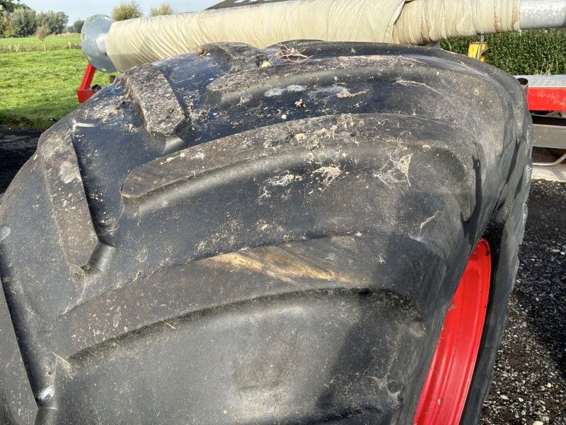 Michelin Mega X Bib tire on rim (4x)