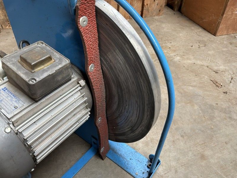 Razor sharpening machine