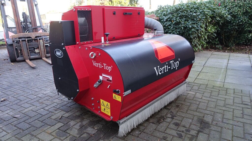 Redexim Verti-top veegmachine voor kunstgras