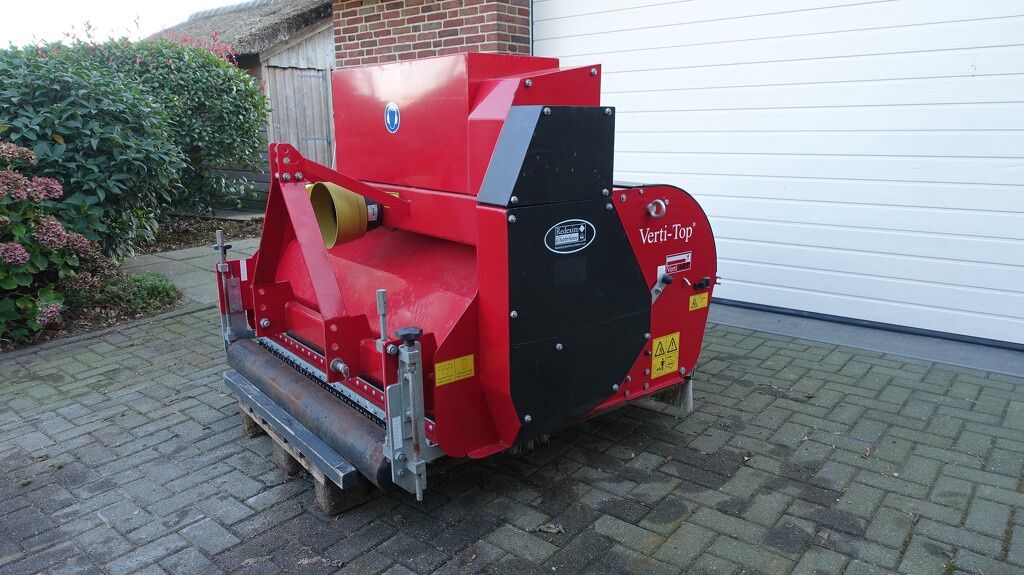 Redexim Verti-top veegmachine voor kunstgras