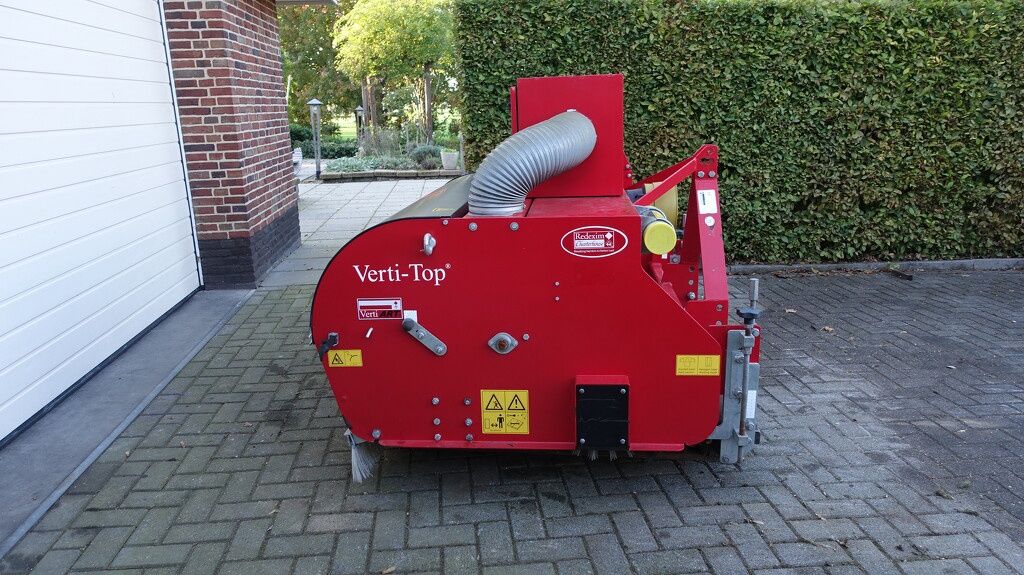 Redexim Verti-top veegmachine voor kunstgras