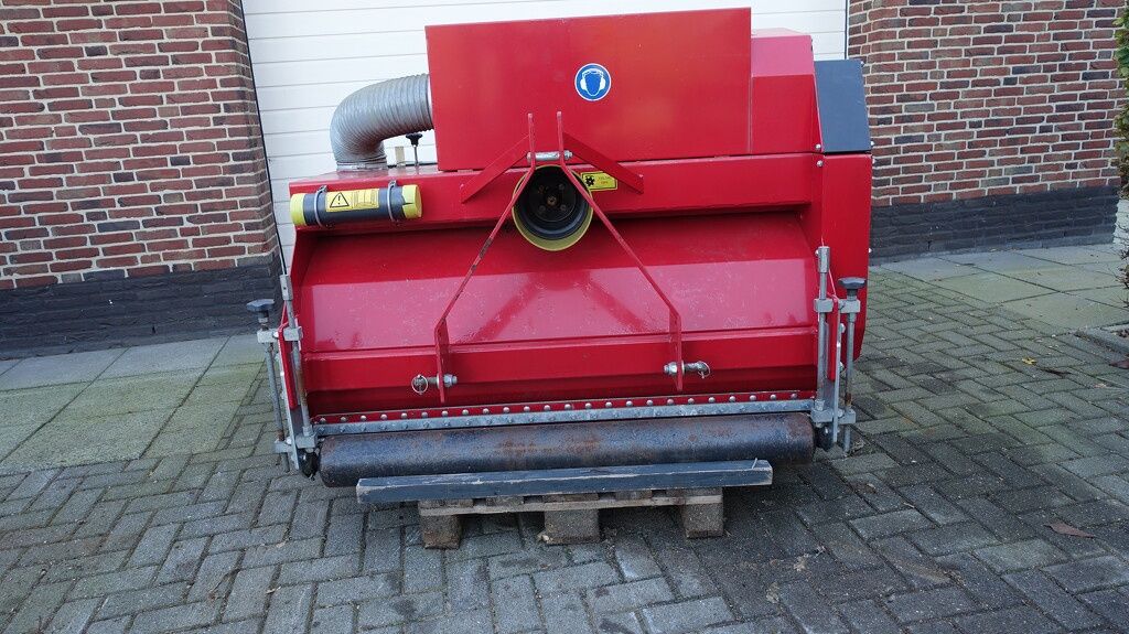 Redexim Verti-top veegmachine voor kunstgras