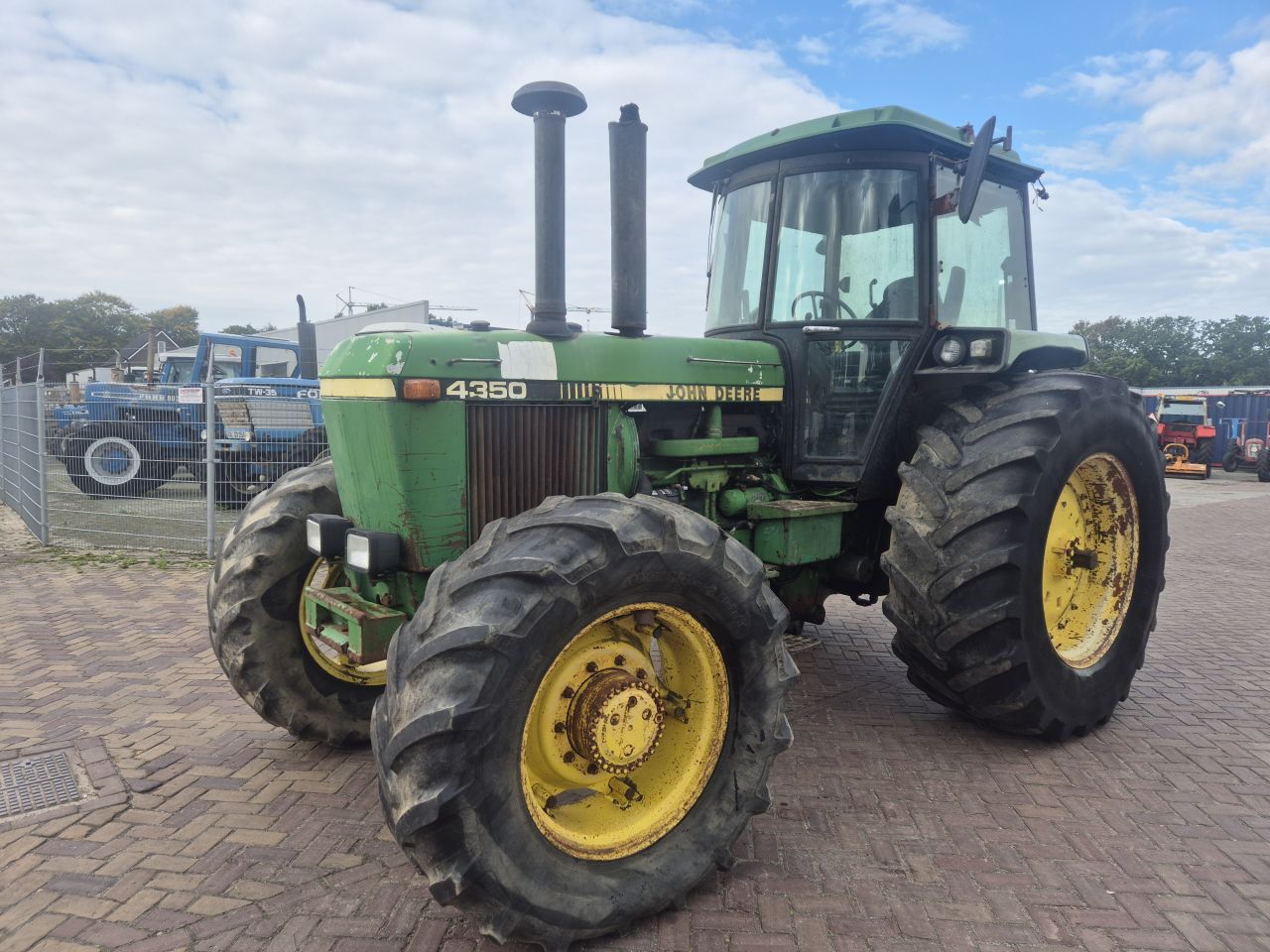 John Deere 4350