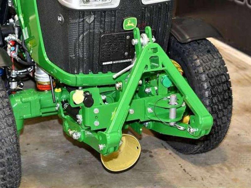 John Deere 3046R TRAKTOR