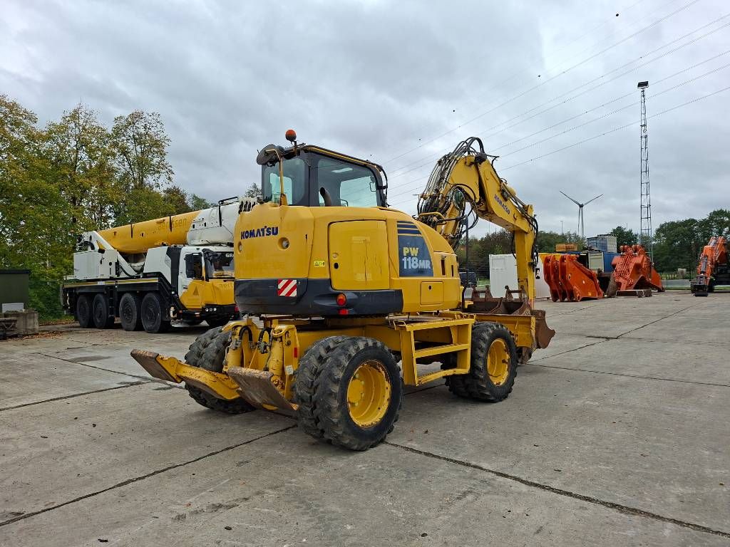 Komatsu PW 118 MR-8 (+ 3 buckets)
