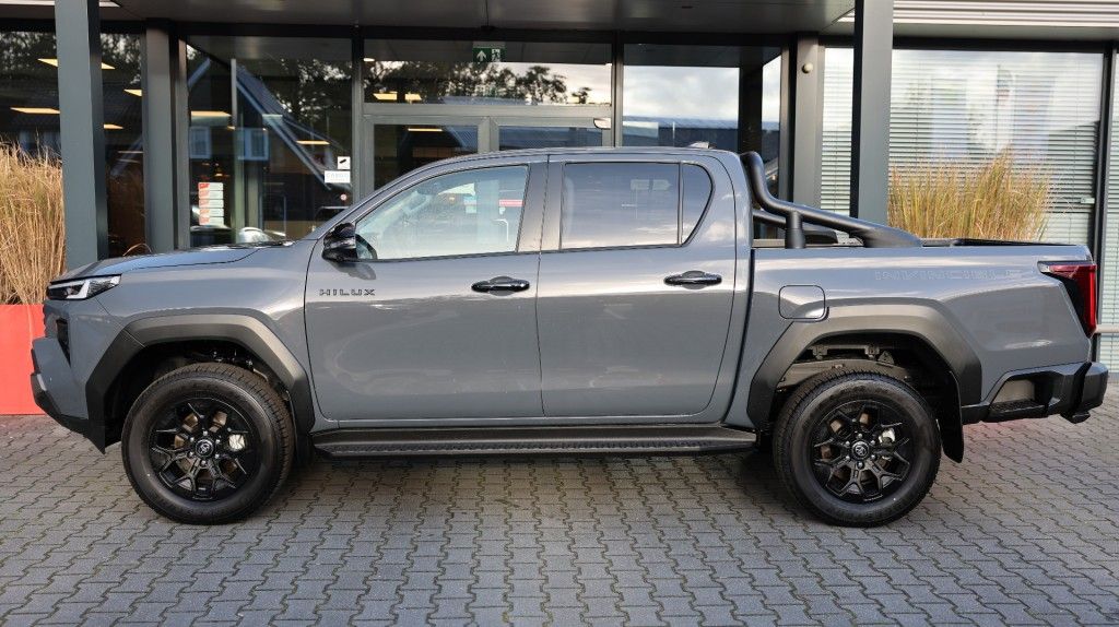 Toyota Hilux 2.8 D-4D DUBBEL CABIN 48V HYBRIDE INVINCIBLE A/T 4WD 5 ZITS VAN
