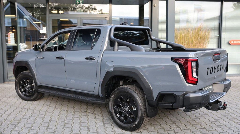 Toyota Hilux 2.8 D-4D DUBBEL CABIN 48V HYBRIDE INVINCIBLE A/T 4WD 5 ZITS VAN