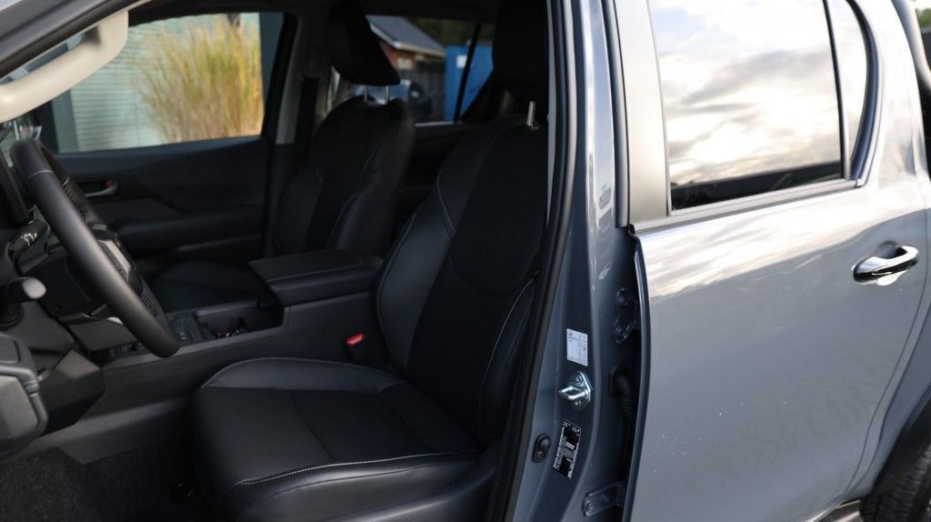 Toyota Hilux 2.8 D-4D DUBBEL CABIN 48V HYBRIDE INVINCIBLE A/T 4WD 5 ZITS VAN