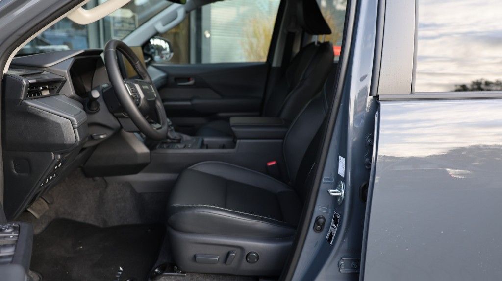 Toyota Hilux 2.8 D-4D DUBBEL CABIN 48V HYBRIDE INVINCIBLE A/T 4WD 5 ZITS VAN