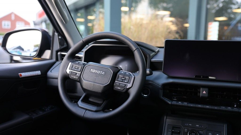 Toyota Hilux 2.8 D-4D DUBBEL CABIN 48V HYBRIDE INVINCIBLE A/T 4WD 5 ZITS VAN