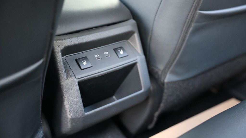 Toyota Hilux 2.8 D-4D DUBBEL CABIN 48V HYBRIDE INVINCIBLE A/T 4WD 5 ZITS VAN