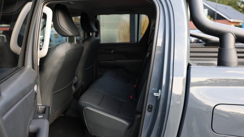 Toyota Hilux 2.8 D-4D DUBBEL CABIN 48V HYBRIDE INVINCIBLE A/T 4WD 5 ZITS VAN