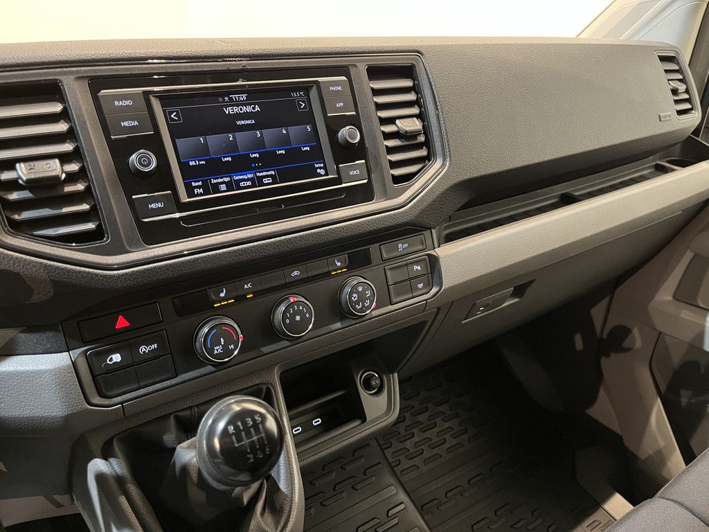 Volkswagen Crafter 35 2.0 TDI L4H3 180 PK / Euro 6 / Trekhaak 3.000 KG / Airco / CarPlay / Cruise Control / PDC / 57.400 KM !!