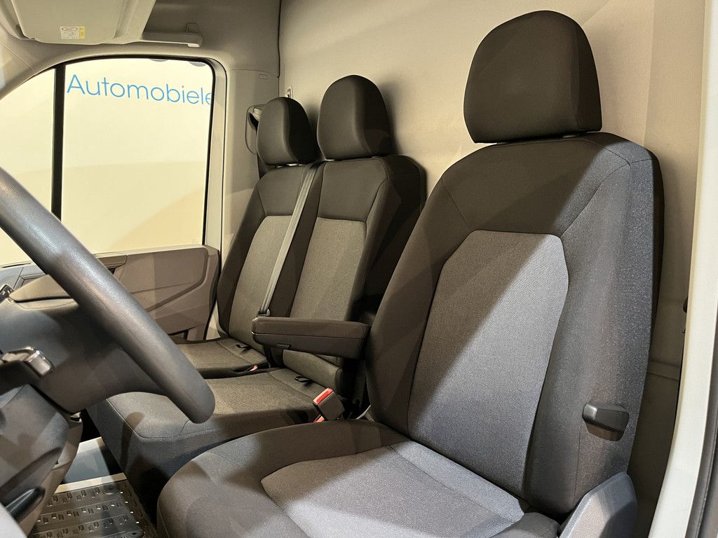 Volkswagen Crafter 35 2.0 TDI L4H3 180 PK / Euro 6 / Trekhaak 3.000 KG / Airco / CarPlay / Cruise Control / PDC / 57.400 KM !!