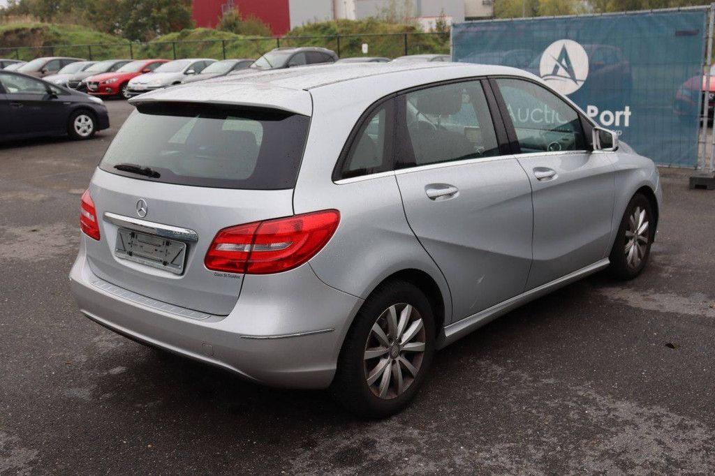 Passenger car Mercedes-Benz B 180 Petrol 122hp 2014 (Margin)