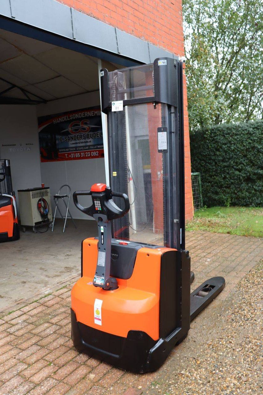 Toyota SWE140 Electric Stacker 1400kg 3.25m 2017