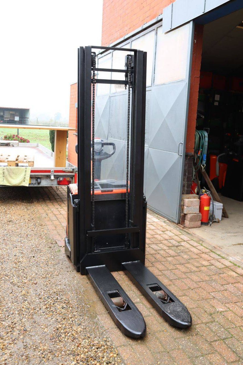 Toyota SWE140 Electric Stacker 1400kg 3.25m 2017