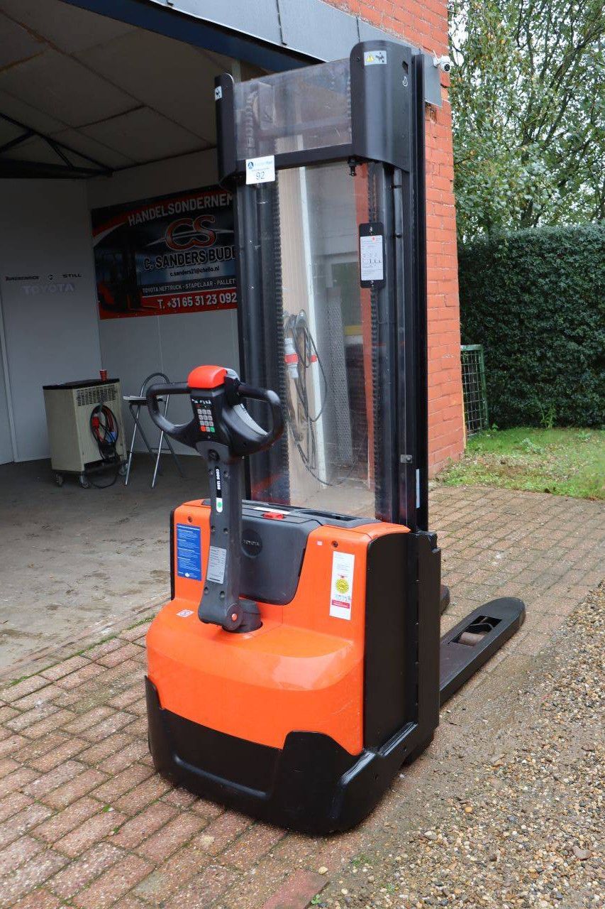 Toyota SWE140 Electric Stacker 1400kg 3.2m 2017