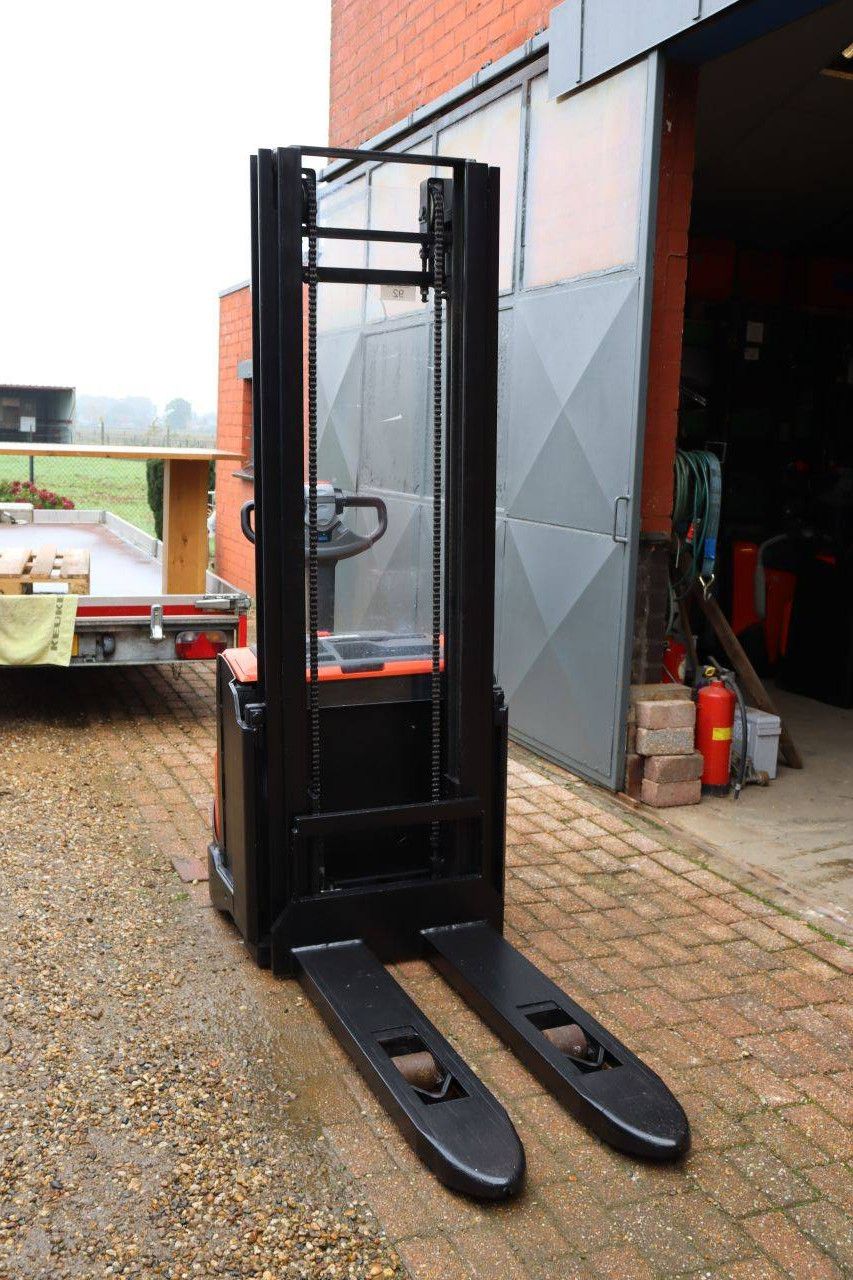 Toyota SWE140 Electric Stacker 1400kg 3.2m 2017