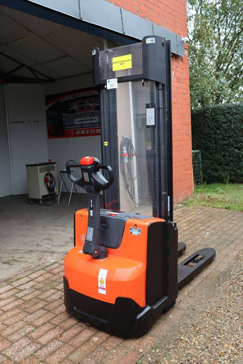 Toyota SWE140 Electric Stacker 1400kg 3.25m 2017