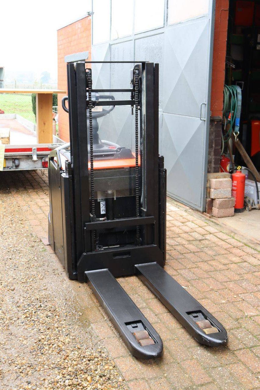 Toyota SPE200D Electric Stacker 2000kg 2.1m 2018