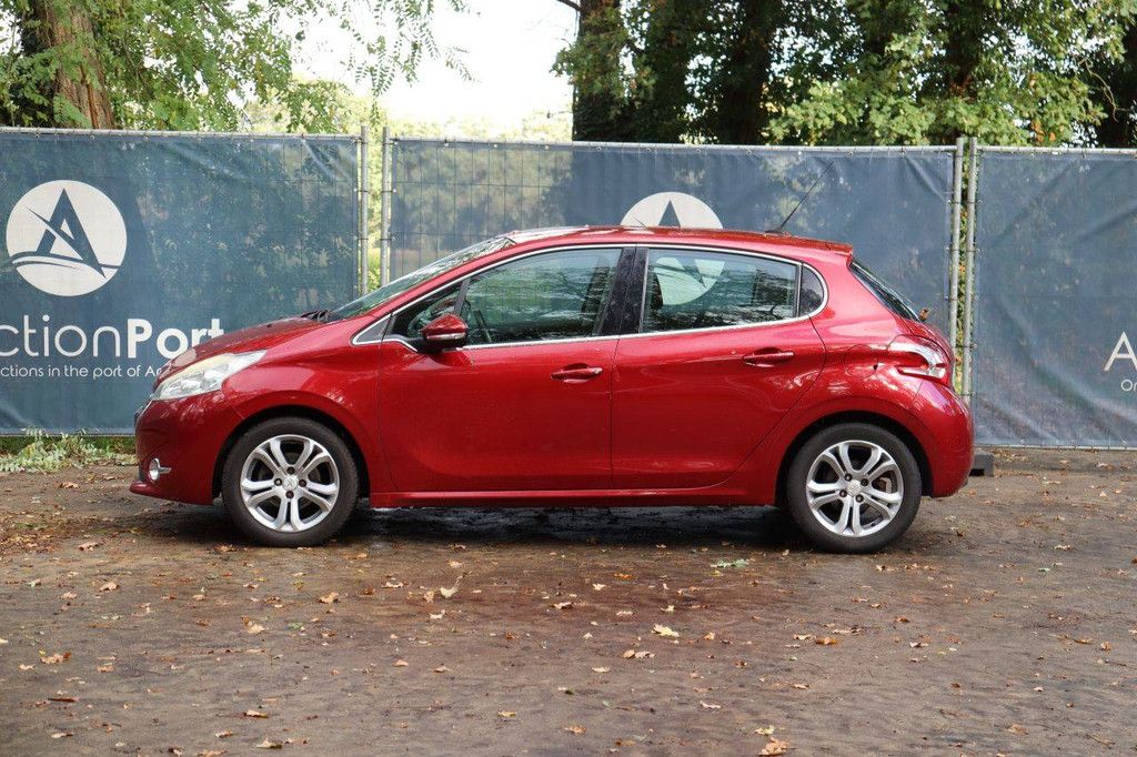 Passenger car Peugeot 208 Petrol 95hp 2012