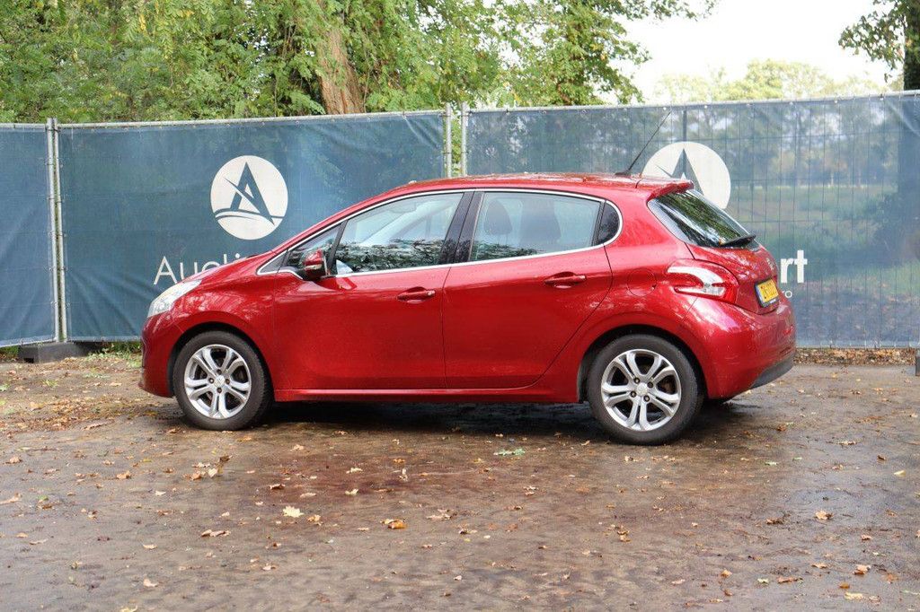 Passenger car Peugeot 208 Petrol 95hp 2012