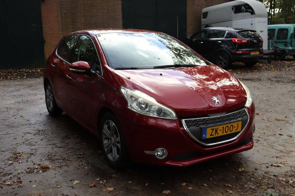 Passenger car Peugeot 208 Petrol 95hp 2012