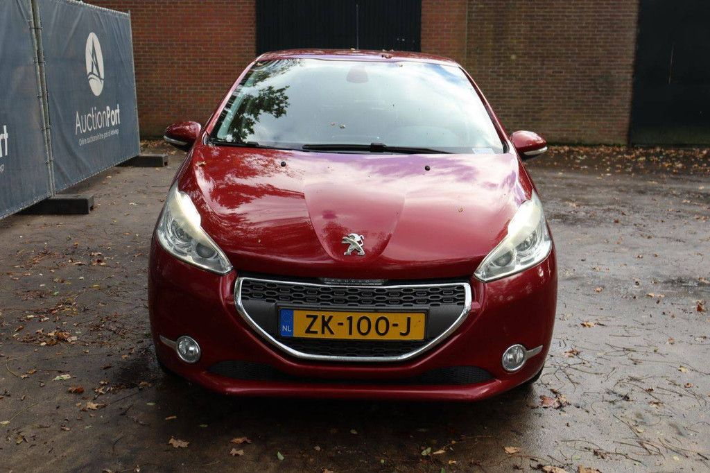 Passenger car Peugeot 208 Petrol 95hp 2012