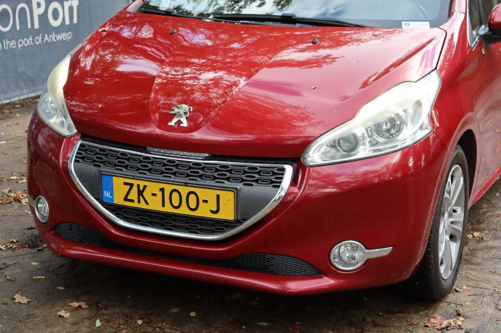 Passenger car Peugeot 208 Petrol 95hp 2012