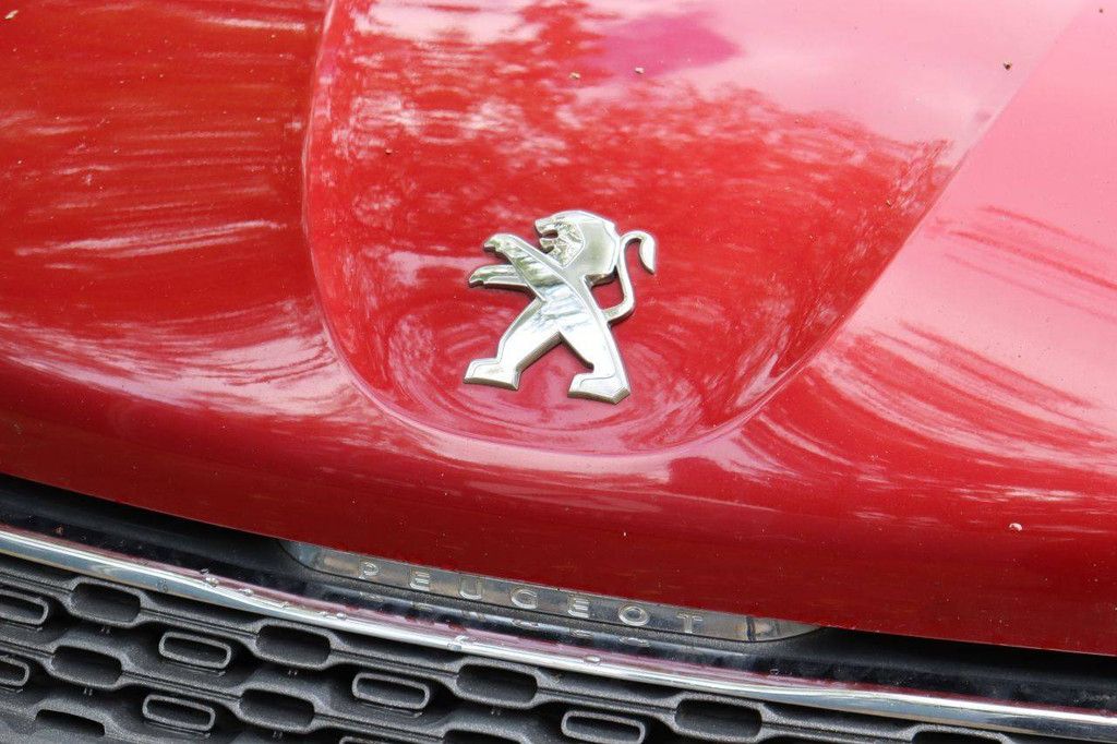 Passenger car Peugeot 208 Petrol 95hp 2012